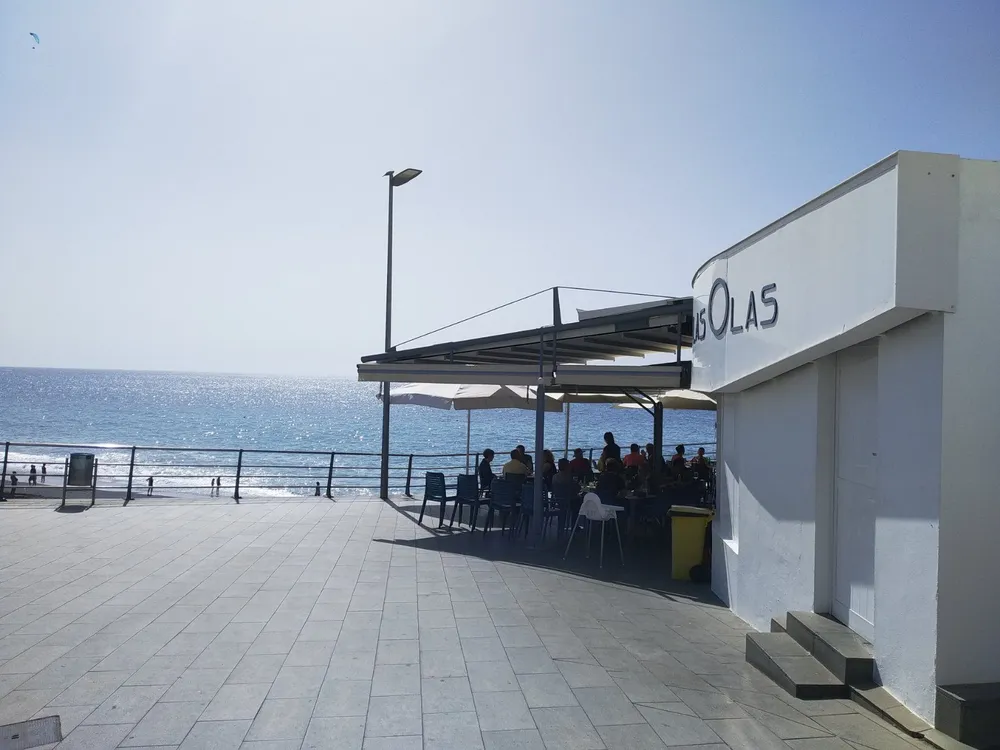 Terraza del restaurante sobre el paseo de Puerto Naos