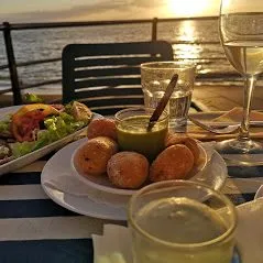 Mesa de la terraza con vistas al mar